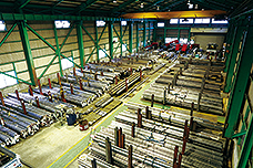 写真：鋼材２グループ 鋼材センターでは、ステンレス鋼・構造用鋼を中心に在庫